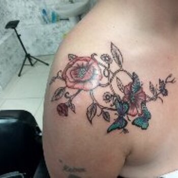 Shoulder butterflies and flowers