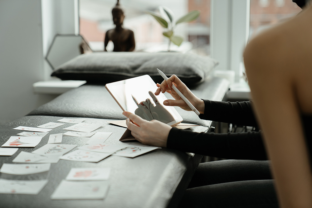design-tattoo-tab-shop tattoo artist consulting with a client in a tattoo parlor