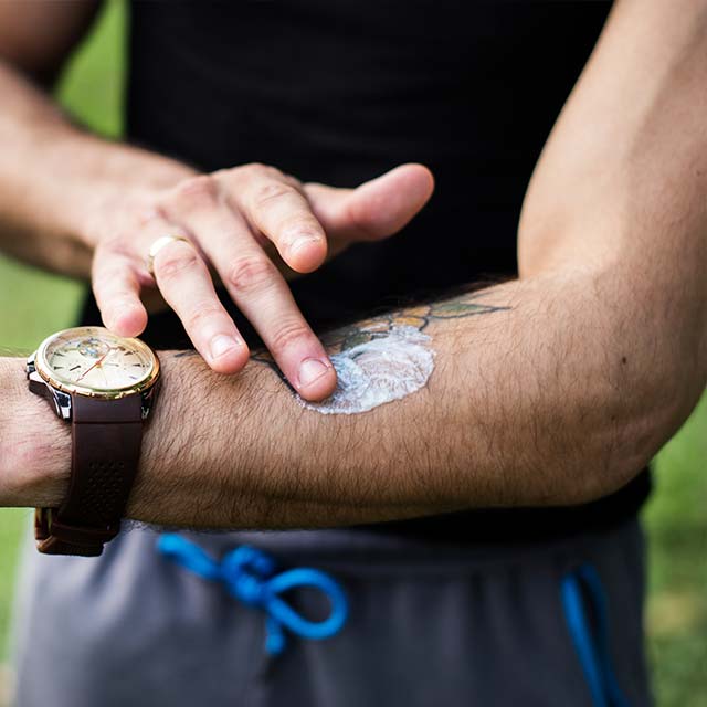 tattoo artist numbing cream