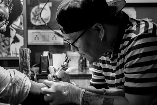 tattoo artist tattooing3